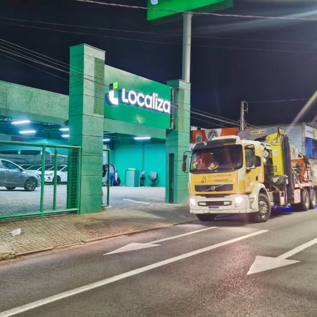 Caminhão Munck UltraMunck em atendimento noturno